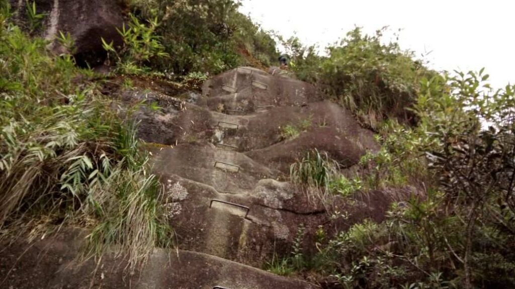 Conjunto Marumbi Escadas de grampos da trilha do Olimpo